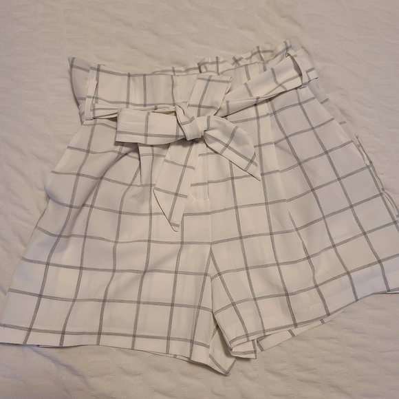 DYNAMITE WHITE SHORTS - Picture 2 of 4